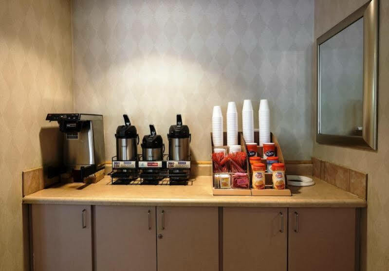 Red Roof Inn Plus Boston - Mansfield - Foxboro Extérieur photo